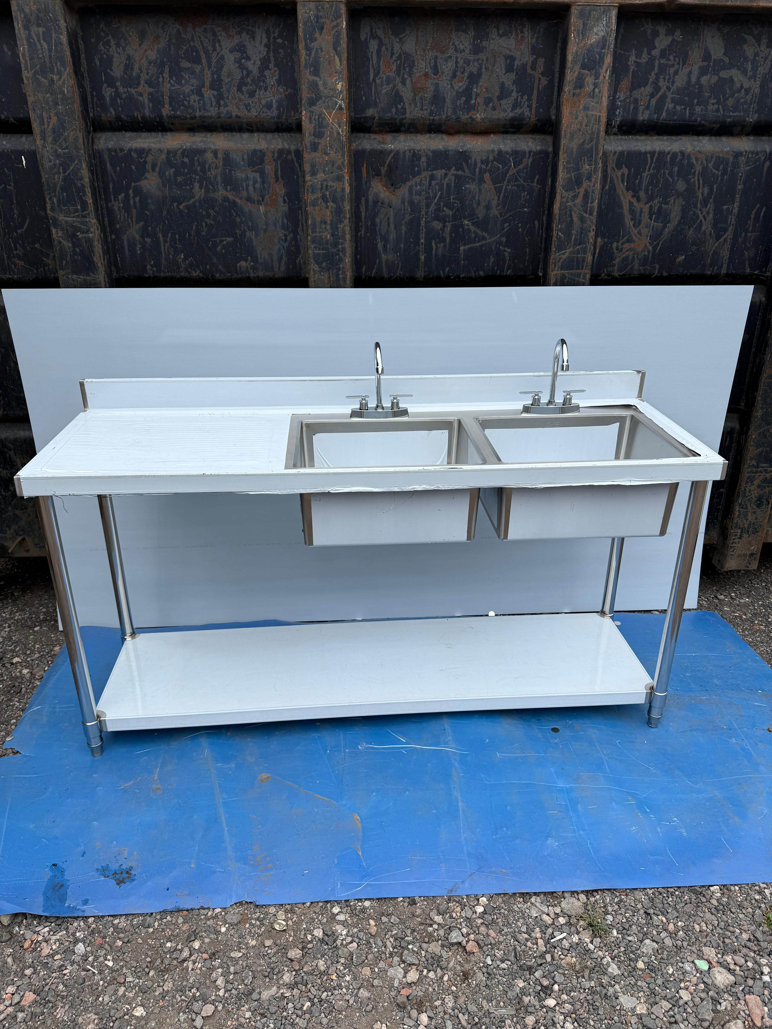 Évier double bac avec égouttoir